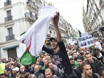 Protesta contra el Gobierno, este viernes en Argel. 