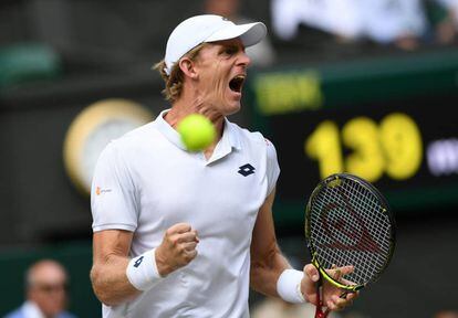 Anderson celebra un punto ante Isner durante el partido en Wimbledon.