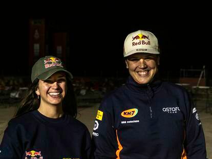 Cristina Gutiérrez y Laia Sanz en el en Sea Camp de Yanbu (Arabia Saudí) antes de la salida del Rally Dakar.