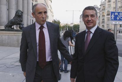 Josu Erkoreka e Iñigo Urkullu, portavoz y líder del PNV, a las puertas del Congreso.