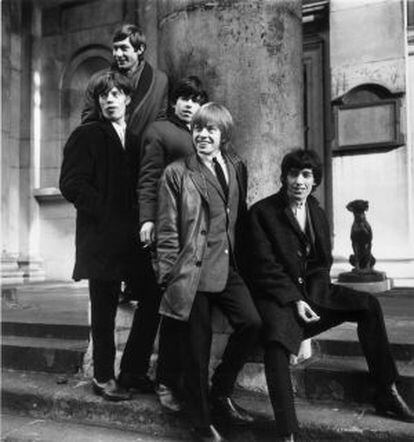 La formación de The Rolling Stones en 1964; Brian Jones es el segundo por la derecha.
