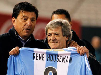 René Houseman, con una camiseta de Argentina junto a Daniel Passarella en 2013.