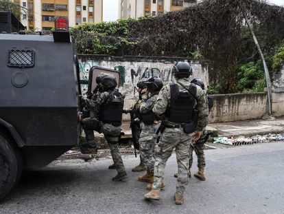 Miembros de una unidad especial de la policía venezolana patrullan las calles de la Cota 905, este viernes, en Caracas.