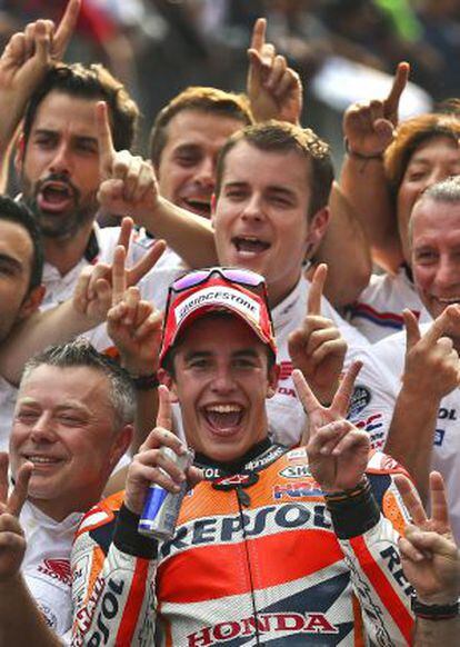 Marc Márquez celebra con todo su equipo la victoria en Malasia.