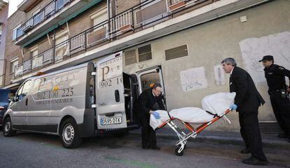 Personal del servicio funerario traslada el cadáver de María José S.C.