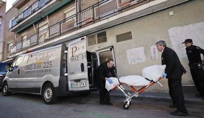 Personal del servicio funerario traslada el cad&aacute;ver de Mar&iacute;a Jos&eacute; S.C.