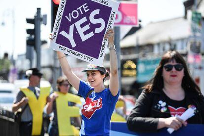 Una joven hace campaña por el Sí en Dublín (Irlanda) este viernes.