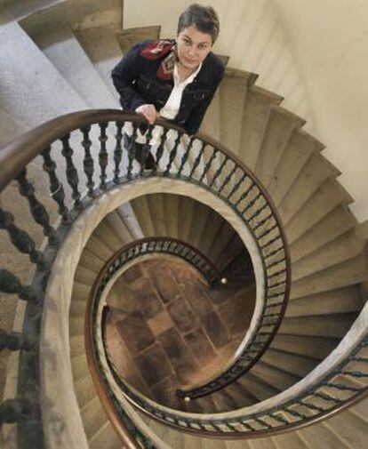 La autora del estudio, Estefan&iacute;a Lodeiro, en las escaleras del Museo do Pobo Galego.