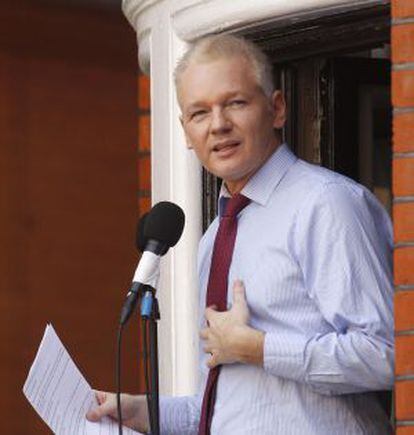 Assange durante el discurso a sus seguidores en la embajada ecuatoriana de Londres el pasado mes de agosto.