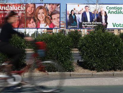 Carteles del PSOE y el PP, en una calle de Sevilla.