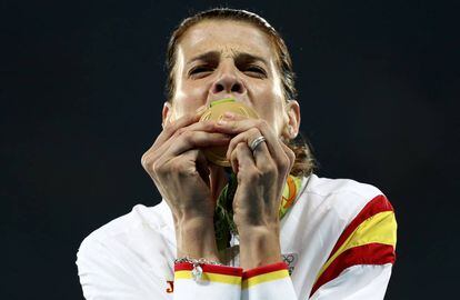 Ruth Beitia besa la medalla de oro. 