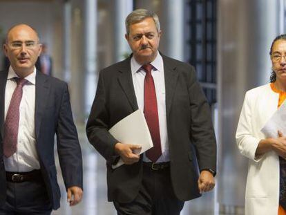 El consejero de Economía del Gobierno vasco, Carlos Aguirre, entre los viceconsejeros Manuel Araujo y Manuela Escribano