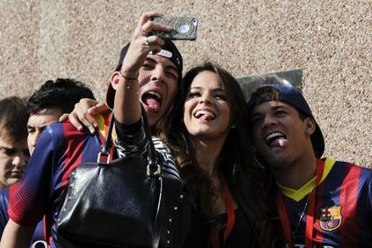 Bruna Marquezine se toma una foto con los amigos de Neymar, que asistieron a su presentaci&oacute;n oficial en el Bar&ccedil;a. 