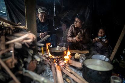 Una familia indígena cocina en su carpa, antes de que llegue la noche, en el campamento ubicado en el Parque Nacional de Bogotá, Colombia. Abril 20 de 2022. Foto Iván Valencia