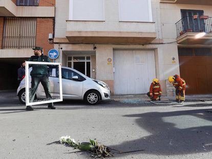 En la imagen, efectivos policiales en las inmediaciones de la vivienda donde se atrincher&oacute; el hombre con su expareja.