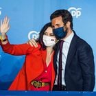 La presidenta de la Comunidad de Madrid y candidata por el Partido Popular a la reelección, Isabel Díaz Ayuso, acompañada por el presidente del partido Pablo Casado, este martes en la sede del partido en la calle Génova, tras conocer los primeros resultados electorales tras los comicios autonómicos madrileños.