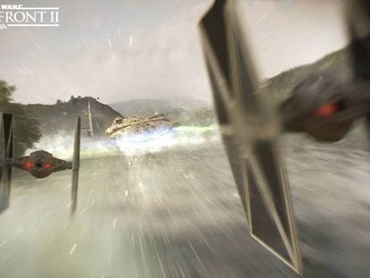 Dos cazas imperiales persiguen al Halcón Milenario en el videojuego Star Wars Battlefront II. En vídeo, tráiler del videojuego.