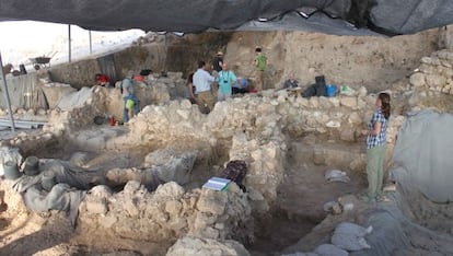 Arqueólogos en el área donde se han localizados los restos de la ciudad de Gat.
