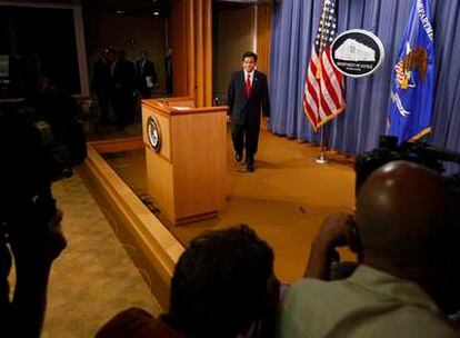 El fiscal general de EE UU, Alberto Gonzales, se dirige al estrado para anunciar su dimisión ayer en Washington.