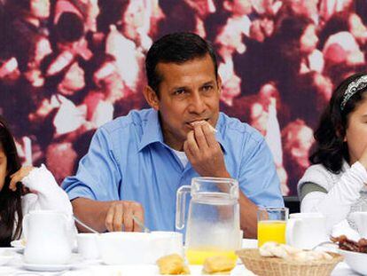 Ollanta Humala desayuna con sus hijas esta mañana.
