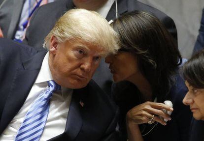 Donald Trump escucha a la embajadora Nikki Haley, este miércoles en la ONU.