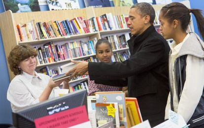 El presidente Obama en una librer&iacute;a a las afueras de Washington.