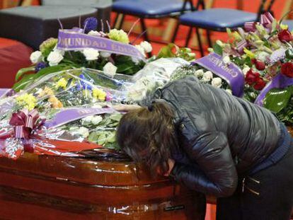 Una mujer se despide de un familiar muerto en el accidente.
