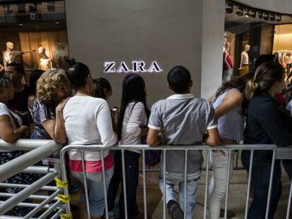 Veneçolans fent cua davant d'una botiga de Zara a Caracas el juliol passat.