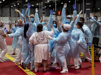 Sanitarios celebran el cierre del hospital de campaña instalado en pabellones de Ifema, el 30 de abril pasado.