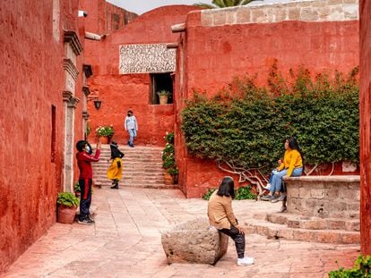 Una de las calles del monasterio de Santa Catalina, en la ciudad peruana de Arequipa.