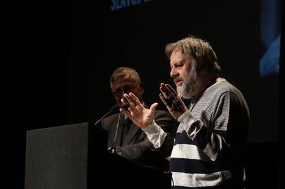Slavoj Zizek, este lunes durante su charla en el Círculo de Bellas Artes de Madrid.
