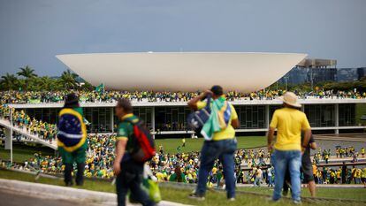 Los seguidores del expresidente de Brasil, Jair Bolsonaro, invaden las instalaciones del Congreso del país, este domingo en Brasilia.