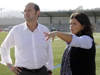 Louz&aacute;n y Ar&eacute;valo durante su visita a un campo de f&uacute;tbol de Mos en septiembre de 2010.