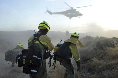 Helicópteros de la Xunta actúan en un incendio en Oímbra en agosto de 2011.