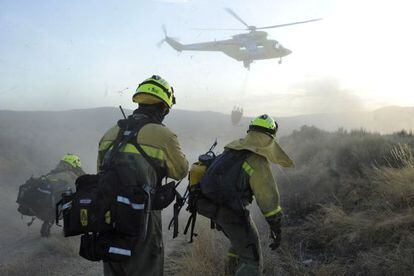 Helic&oacute;pteros de la Xunta act&uacute;an en un incendio en O&iacute;mbra en agosto de 2011.