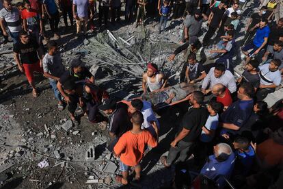 Un joven es evacuado tras ser rescatado de entre los escombros de un edificio derrumbado por una bombardeo israelí. 