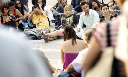 Asamblea del 15-M en la Plaza de Oriente para debatir sobre los episodios de violencia policial. En el centro de la imagen con camiseta negra Katerina