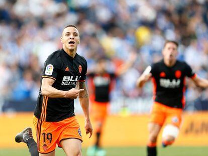 Rodrigo celebra el gol de la victoria del Valencia en Butarque.