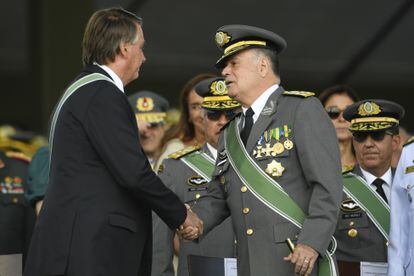El presidente de Brasil, Jair Bolsonaro, y el comandante del ejército brasileño, general Marco Antonio Freire Gomes, en abril de 2022.