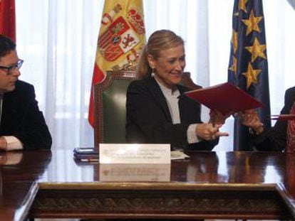 El subdelegado Manuel Quintanar, Cifuentes y Ferrer, en la firma del convenio.