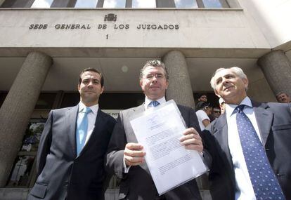 De izquierda a derecha los exconsejeros de Justicia de la Comunidad de Madrid Salvador Victoria, Francisco Granados y el abogado Juan Ram&oacute;n Montero