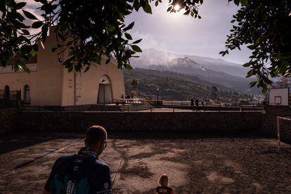 Mirador de Tajuya (EL Paso, isla de La Palma), con el volcán apagado de fondo.