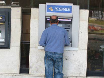 Un cliente retira efectivo en un cajero automático.