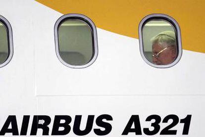 Benedicto XVI, a bordo del avión que le trasladará de Santiago de Compostela a Barcelona