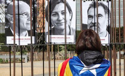 Una simpatizante independentista mira las fotografías de políticos catalanes presos expuestas en la plaza de Schuman (Bruselas).