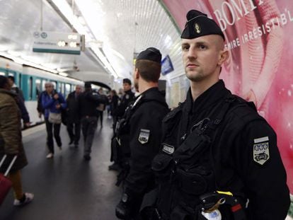Un policía francés, en el Metro de París.