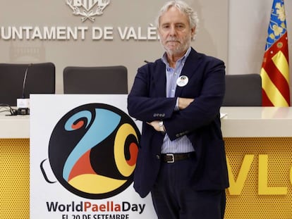El concejal de Turismo de Valencia, Emiliano García, ante el cartel del Día Mundial de la Paella, que se celebrará el 20 de septiembre. 