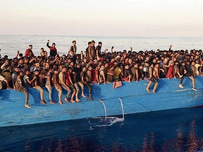 400 migrantes llegan en una barcaza el 28 de agosto a la isla de Lampedusa, Italia.