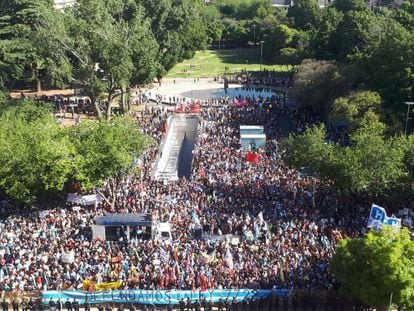 Protesta en contra del uso de químicos en la minería frente a la Casa de Gobierno de Mendoza.