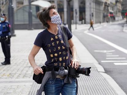 La reportera de Reuters Susana Vera durante el minuto de silencio en la Puerta del Sol.